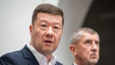 Předseda SPD Tomio Okamura (vlevo) a předseda hnutí ANO Andrej Babiš na tiskové konferenci opozičních stran ANO a SPD po opuštění jednacího sálu na mimořádné schůzi Sněmovny