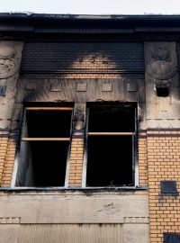 Podle statika návrat části klientů do spodní části budovy nepřipadá v úvahu. „V tom baráku jsem byl hodinku a už mám knedlík v krku z pachu spáleniny. Z toho zdravotně-technického hlediska to možné není,“ dodal Čáp